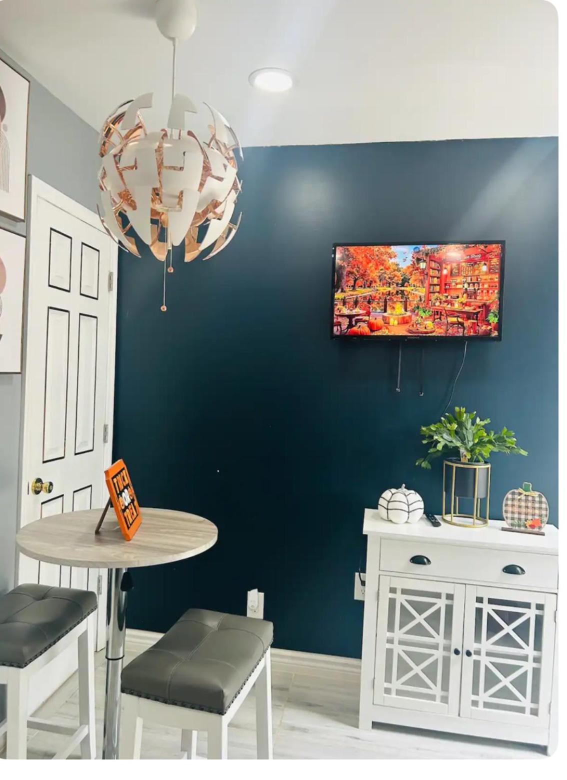 Fancy Private Entrance Apartment Selden
